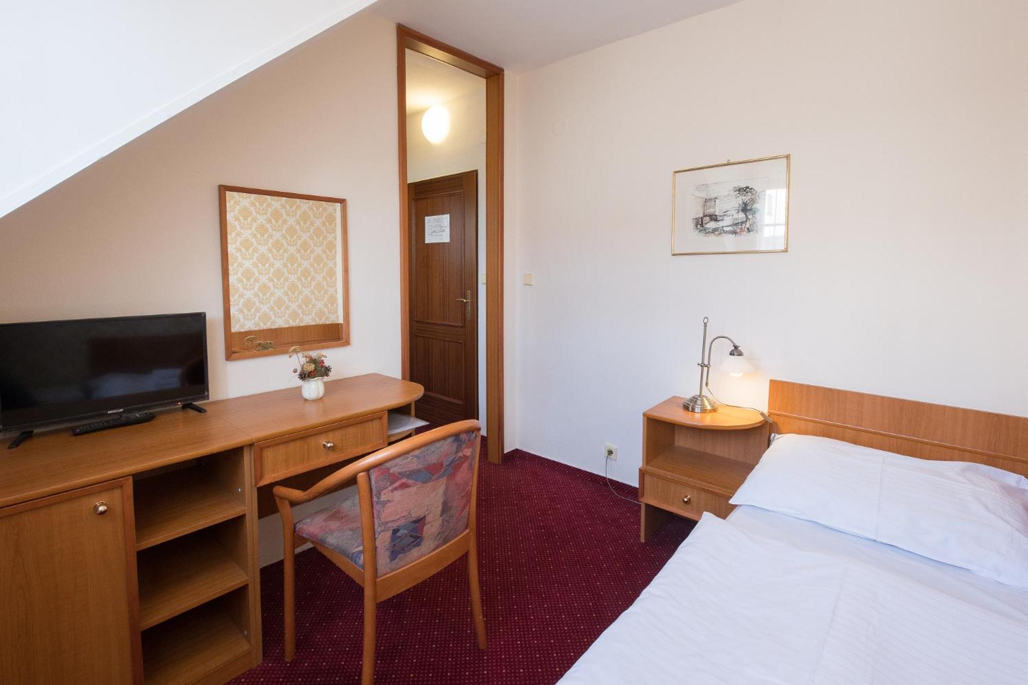 U Cerneho Orla Hotel