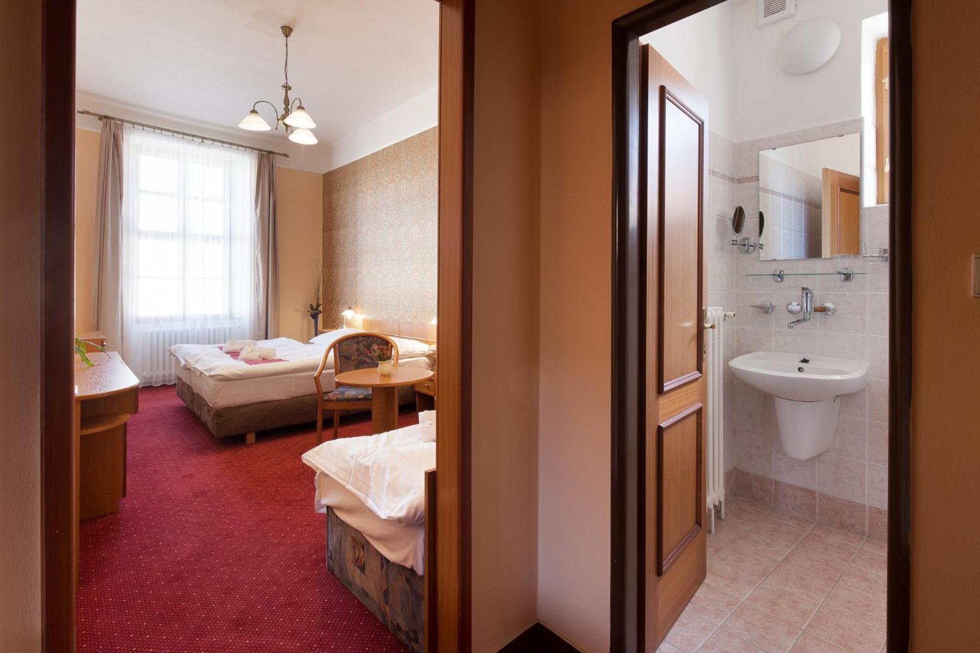 Hotel U Cerneho Orla 3*