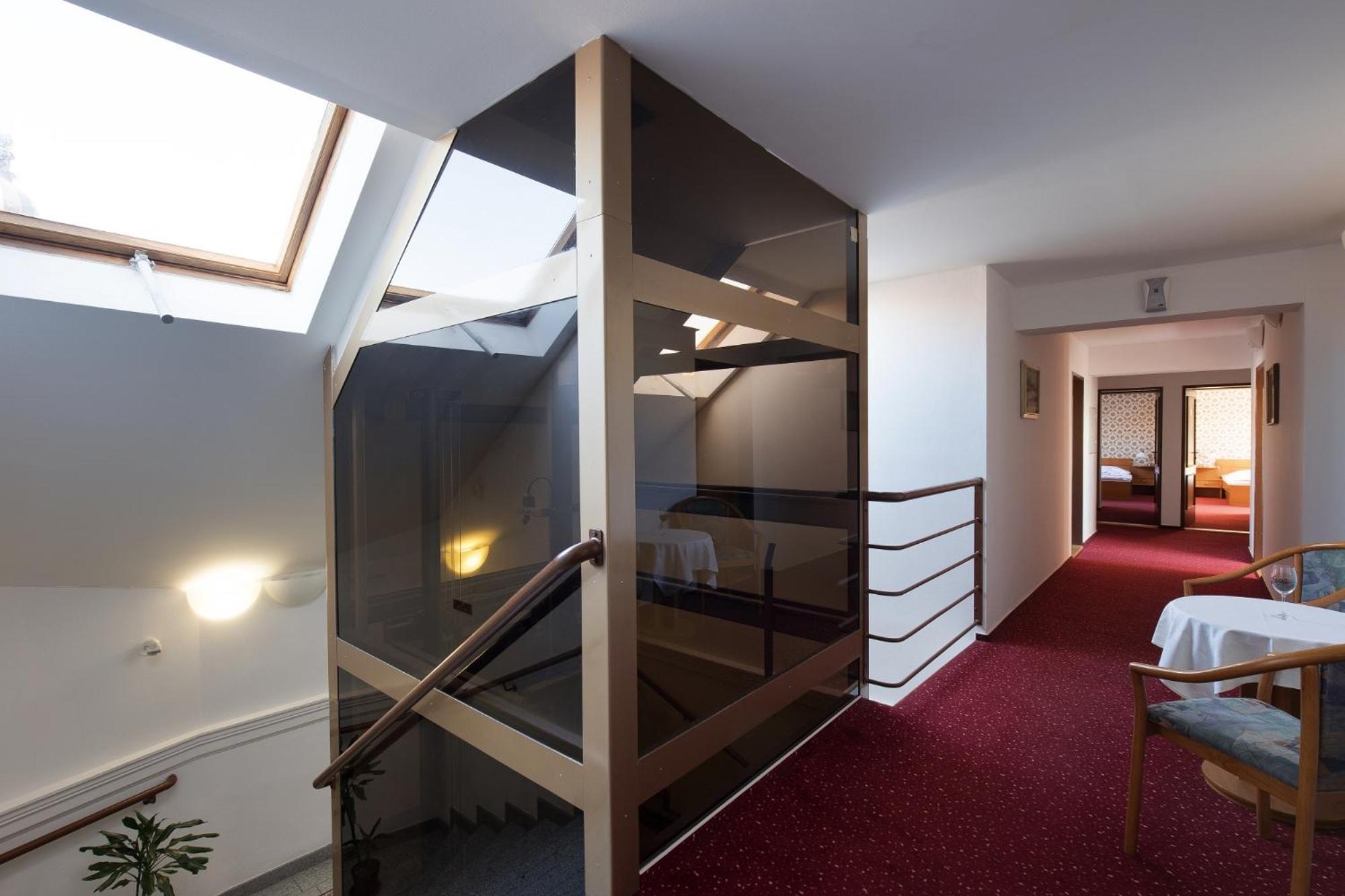 Hotel U Cerneho Orla 3*