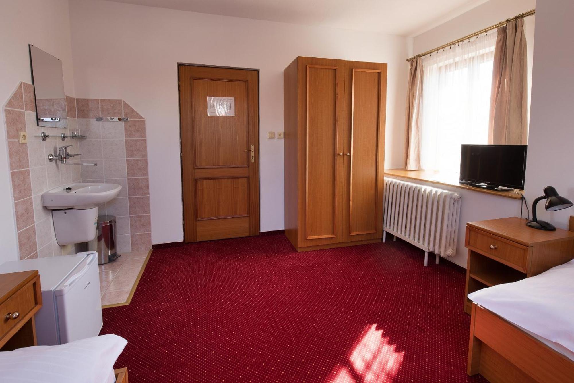 U Cerneho Orla Hotel 3*